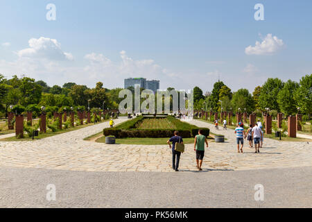 Vue générale de la population dans le parc Herastrau Parcul (Herăstrău), Bucarest, Roumanie. Banque D'Images