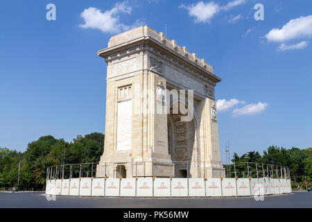 L'Arcul de Triumf (Arc de Triomphe) sur route Kiseleff jusqu'à Bucarest, Roumanie. C'est modélisé dans l'Arc de Triomphe à Paris. Banque D'Images
