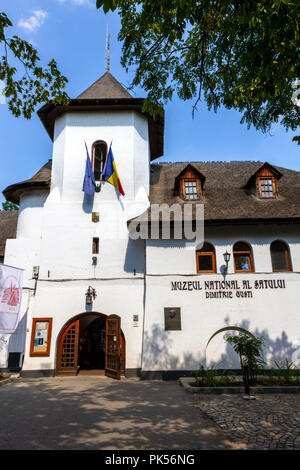 L'entrée principale du village Dimitrie Gusti Musée National dans le parc Herăstrău, Bucarest, Roumanie. Banque D'Images