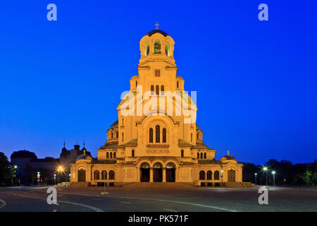 La cathédrale Alexandre Nevski (1912) au crépuscule à Sofia, Bulgarie Banque D'Images