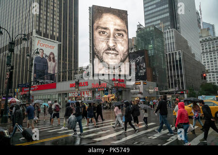 Un babillard électronique pour Nike produits fonctionnalités Colin Kaepernick, le football américain qui pour protester contre la brutalité policière a pris un 'genou' durant l'hymne national, vu le dimanche 9 septembre 2018. Le 'Just Do It', une campagne publicitaire qui dispose également d'autres athlètes, certains handicapés, a suscité des appels à un boycott des éléments conservateurs de Nike que Nike a vu une hausse de 31 % dans ses ventes en ligne. (Â© Richard B. Levine) Banque D'Images