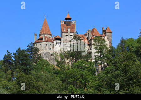 Façade du château médiéval (alias Dracula) sur une belle journée ensoleillée à Bran, Roumanie Banque D'Images