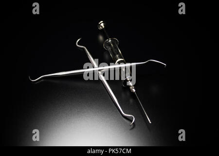 L'équipement dentaire. Dentiste passe et seringue d'injection. Outils de soins dentaires. Soins des dents. Banque D'Images