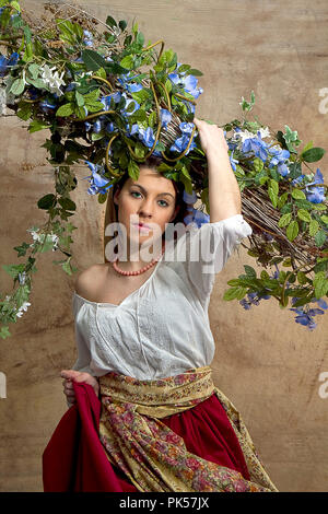 Pour recréer l'art de l'ancien monde paysan dans le champ de fleurs, retro woman holding roses, femme en prière et plus encore. Banque D'Images