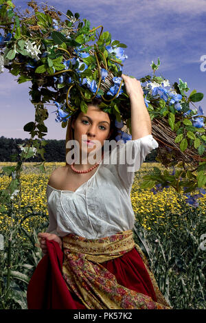 Pour recréer l'art de l'ancien monde paysan dans le champ de fleurs, retro woman holding roses, femme en prière et plus encore. Banque D'Images