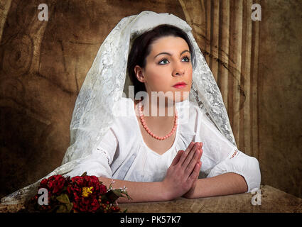 Pour recréer l'art de l'ancien monde paysan dans le champ de fleurs, retro woman holding roses, femme en prière et plus encore. Banque D'Images