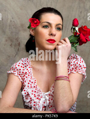 Pour recréer l'art de l'ancien monde paysan dans le champ de fleurs, retro woman holding roses, femme en prière et plus encore. Banque D'Images