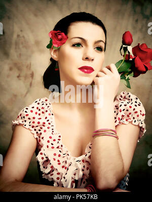 Pour recréer l'art de l'ancien monde paysan dans le champ de fleurs, retro woman holding roses, femme en prière et plus encore. Banque D'Images