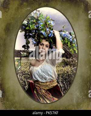 Pour recréer l'art de l'ancien monde paysan dans le champ de fleurs, retro woman holding roses, femme en prière et plus encore. Banque D'Images