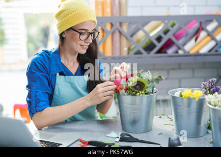 Femme créative Arranging Flowers Banque D'Images