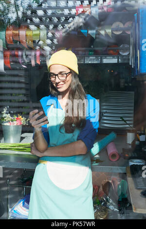 Girl travaillant dans le magasin de fleurs Banque D'Images