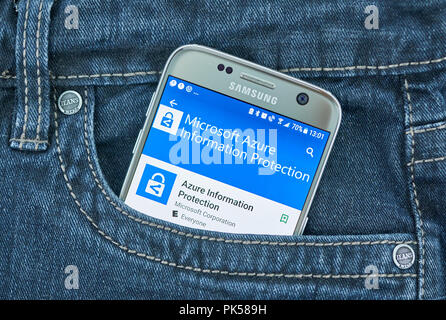 Montréal, Canada - le 8 septembre 2018 : la protection de l'information Microsoft Azure mobile sur Samsung S7 écran. Banque D'Images