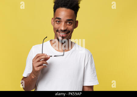 Portrait de bon-à-jeunes positifs avec des hommes et de l'unité de coupe de cheveux à la mode de porter une chemise blanche tout en se posant contre le mur isolé blanc fond studio avec espace pour copier votre texte Banque D'Images