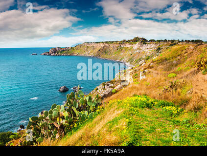 Scène printemps coloré dans le port et le cap Milazzo avec la nature réserver Piscina di Venere, Sicile, Italie, Méditerranée, l'Europe. Banque D'Images