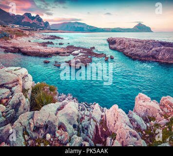 Tôt le matin, sur la réserve naturelle de Monte Cofano. Emplacement San Vito cape. Mer Méditerranée, Sicile, Italie, Europe. Instagram tonifiant. Banque D'Images