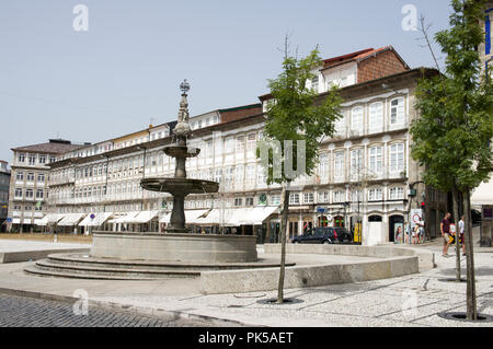 Portugal, région Nord, Guimaraes, centre historique classé au Patrimoine Mondial de l'UNESCO, Largo do Toural ou lieu de Toural Banque D'Images