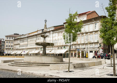 Portugal, région Nord, Guimaraes, centre historique classé au Patrimoine Mondial de l'UNESCO, Largo do Toural ou lieu de Toural Banque D'Images