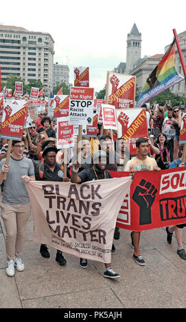 Les manifestants de la rue contre la haine, la bigoterie et le racisme tiennent une bannière 'Black Trans vit" et des affiches indiquant "solidarité l'emporte sur la haine". Banque D'Images