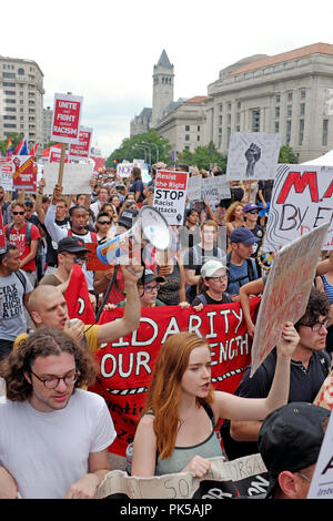 Les manifestants quittent leur zone de rassemblement à Freedom Park à Washington DC dans une protestation contre le racisme et la haine le 12 août 2018. Banque D'Images