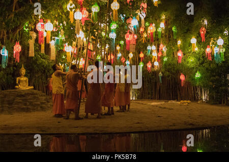 La mise en place des moines de Loy Krathong à Chiang Mai Thaïlande Banque D'Images