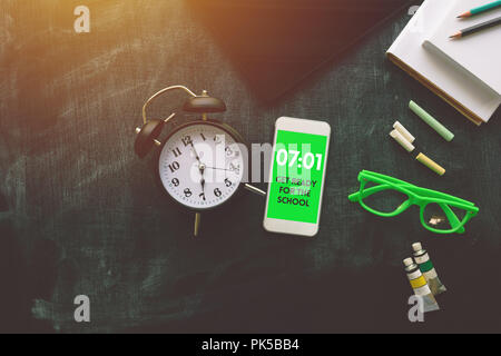 Soyez prêt pour l'école, l'alarme est bourdonnement dans l'élève le temps de l'annonce du smartphone service Banque D'Images