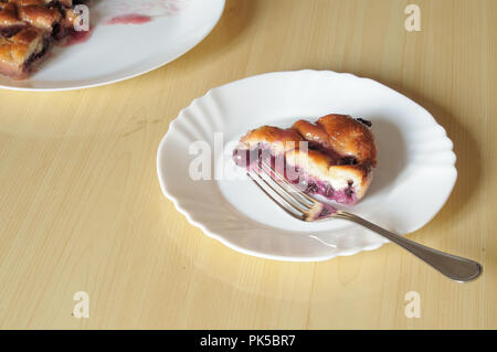 Gros plan sur une tranche de gâteau fait en Italie, avec des raisins, du pain et du sucre. chiacciata "con l'uva', typique de la campagne Toscane Banque D'Images
