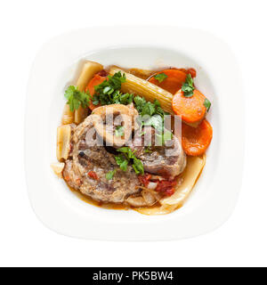 Vue de dessus du plat italien Ossobuco en plaque blanche isolé sur fond blanc Banque D'Images