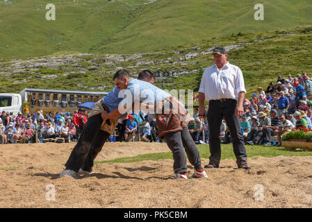 Engstlenalp, Suisse - 4 août 2018 : Deux prenant part à un match de lutte traditionnelle (appelé "chwingen') à l'Engstlenalp sur les Alpes Suisses Banque D'Images