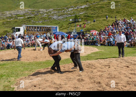 Engstlenalp, Suisse - 4 août 2018 : Deux prenant part à un match de lutte traditionnelle (appelé "chwingen') à l'Engstlenalp sur les Alpes Suisses Banque D'Images