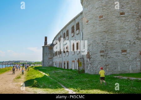 La prison de Patarei, un après-midi d'été, les gens marchent devant le bâtiment abandonné et délicté de la prison de Patarei dans la baie de Kalamaja à Tallinn, en Estonie Banque D'Images