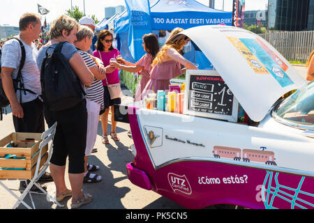 Les jeunes femmes à faire et servir des cocktails aux clients en attente de l'arrière d'un salon de voiture américaine des années 1950 dans le marché du dimanche Kalamaja, Tallinn, Estonie. Banque D'Images