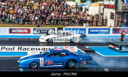 Pro Stock drag racing à Santa Pod Raceway. Bengt Ljungdahl dans une Chevrolet Camaro face visible v Robin Noren dans une Pontiac GTO côté éloigné. Banque D'Images