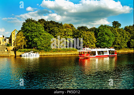 City Cruises boat on River Ouse en direction de Pont Skeldergate, York, Angleterre Banque D'Images