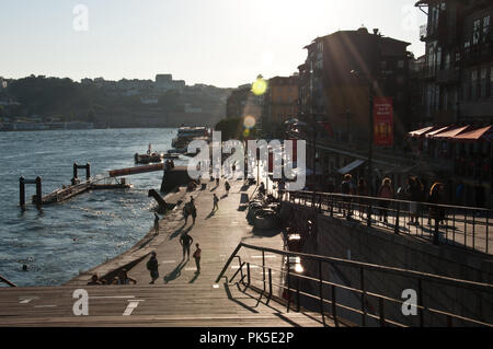 Coucher du soleil à Cais da Ribeira à Porto, Portugal Banque D'Images