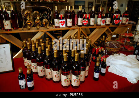 Bouteilles de vins d'attendre dans la salle de dégustation de Oasis Winery. Oasis dit dans la brochure qu'ils sont classés top 10 dans le monde. Les vignes sont loc Banque D'Images