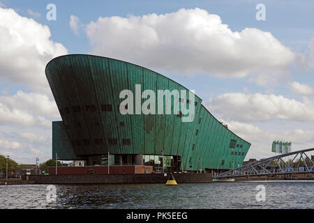 Musée des sciences NEMO (du latin Personne ) est un centre scientifique de Amsterdam, Pays-Bas vue de l'eau. L'architecte était Renzo Paiano Banque D'Images