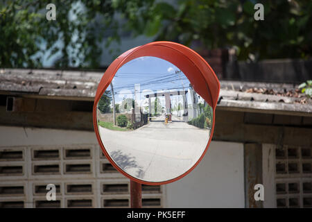 Miroir, Miroir de trafic de type sphérique, en raison de la croix pour l'amélioration de la visibilité Banque D'Images