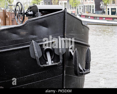 Arc d'une coque en acier traditionnels Péniche hollandaise avec twin anchors amarrés sur un canal à Amsterdam. Banque D'Images
