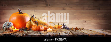 Contexte - L'action de grâce avec les citrouilles et de rafles de Bougies sur table en bois rustique Banque D'Images