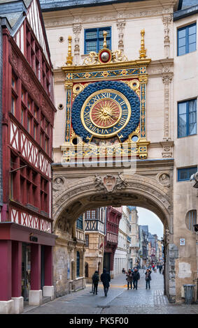 Le Gros Horloge (grande horloge) dans la vieille ville historique, rue du Gros-Horloge, Rouen, Normandie, France Banque D'Images
