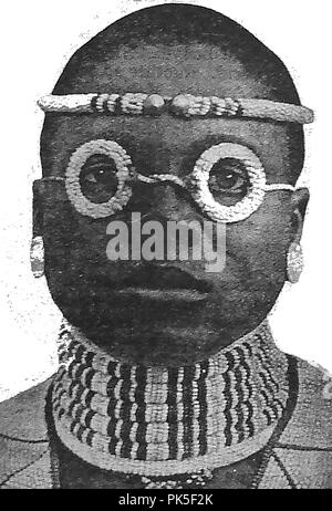 1920 image - costume national à ce moment -un homme 'dandy' de l'Afrique Centrale Banque D'Images