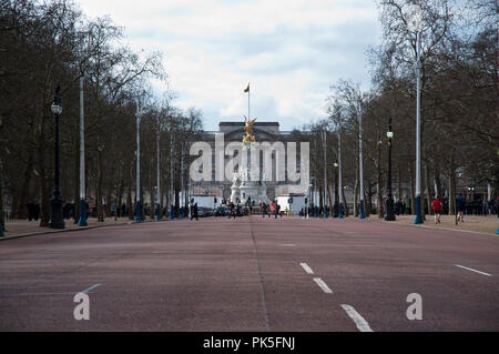 Londres, ANGLETERRE - Mars 2013 : le palais de Buckingham vu depuis le centre de la galerie libre de circulation. Banque D'Images