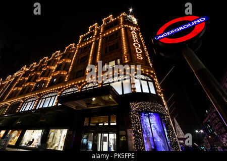 HARRODS, Londres, UK / 16 NOVEMBRE 2011 : magasin Harrods à Knightsbridge est allumé avant Noël. Banque D'Images