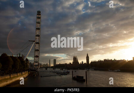 Londres, Angleterre, le 30 octobre 2013 : le Parlement et le London Eye en silhouette par un coucher du soleil doré. Banque D'Images