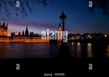 Les chambres du Parlement, Londres.plan large au coucher du soleil de l'autre côté de la Tamise. Pas d'échafaudage sur l'immeuble. Banque D'Images