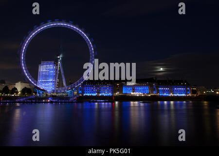 LONDON EYE, LONDON - 02 août 2012. Également connu sous le nom de roue du millénaire. Tourné dans la nuit lorsque la roue est kit par l'éclairage LED pour correspondre à County Hall Banque D'Images