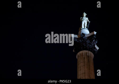 La colonne Nelson, Trafalgar Square, Londres. Fermer la nuit. Des statues les plus célèbres de Londres - l'Amiral Lord Nelson sur le dessus de la colonne 169ft de haut. Banque D'Images