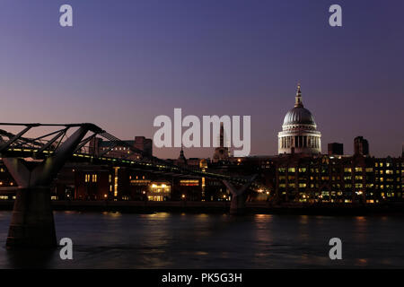 Coucher du soleil de la Cathédrale St Paul et le Millennium Bridge sur la Tamise dans le centre de Londres. Lumière magnifique que le soleil vient de se coucher. Banque D'Images