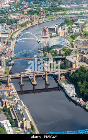 Ariel photographie prise d'avion léger de la rivière Tyne, le haut niveau, Tyne, Swing et Millenium des ponts entre Newcastle et Gateshead. Banque D'Images