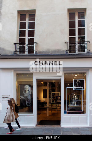 Deux femmes à pied par un magasin de la célèbre marque de luxe française, internationale's store dans Le Marais Paris. 3ème arrondissement Banque D'Images